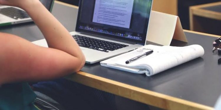 La OCU denuncia a nueve grandes academias de FP ‘online’ por supuestos engaños y cláusulas abusivas