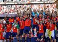 Gianni Infantino interviene para apartar a Donald Trump durante la entrega de la Copa del Mundo a la selección española