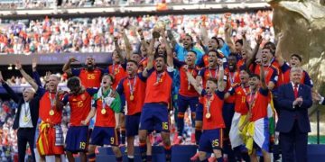 Gianni Infantino interviene para apartar a Donald Trump durante la entrega de la Copa del Mundo a la selección española