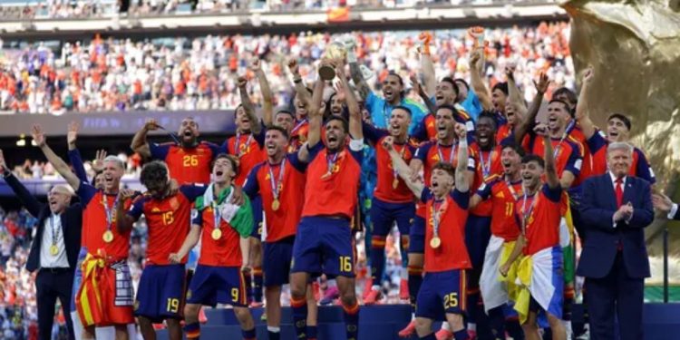 Gianni Infantino interviene para apartar a Donald Trump durante la entrega de la Copa del Mundo a la selección española