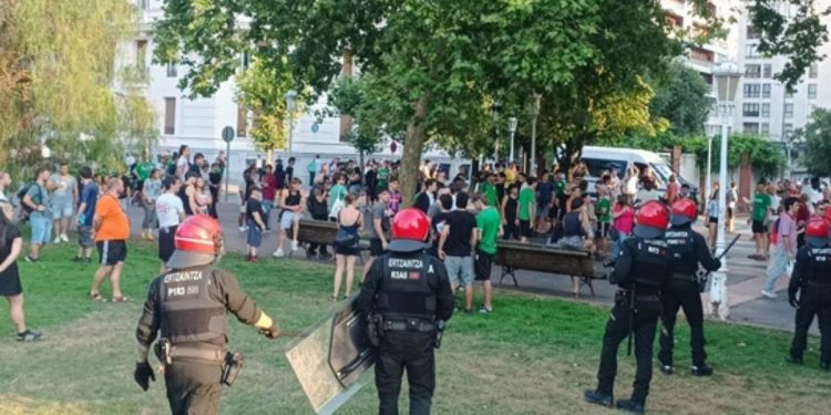 Incidentes empañan las celebraciones del Mundial: agresión a militares en Pamplona y un trágico accidente en Salamanca