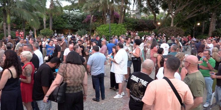 Loquillo desata la nostalgia y el rock and roll con un lleno absoluto en el Parque Marítimo