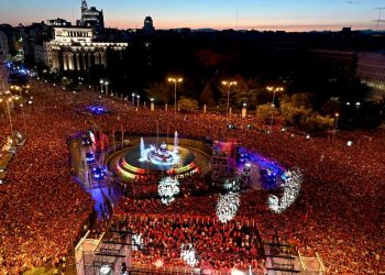 “Nuestro éxito es vuestro éxito”: Madrid se tiñe de rojo en una fiesta histórica con dos millones de personas para recibir a los campeones del mundo