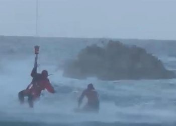 Rescatadas cuatro personas, dos de ellas menores, en la playa de La Franca en Asturias