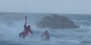 Rescatadas cuatro personas, dos de ellas menores, en la playa de La Franca en Asturias