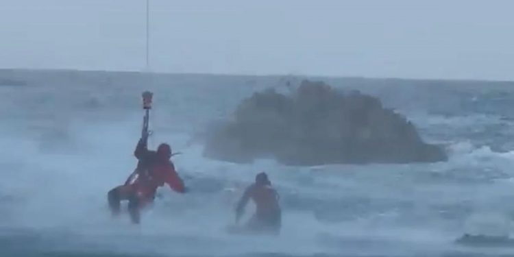 Rescatadas cuatro personas, dos de ellas menores, en la playa de La Franca en Asturias