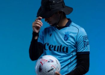 La AD Ceuta desvela su tercera equipación: un azul mar que vestirá toda la pretemporada