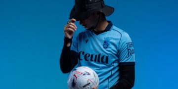 La AD Ceuta desvela su tercera equipación: un azul mar que vestirá toda la pretemporada