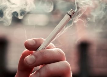 El Gobierno aprueba el Anteproyecto de la Ley del Tabaco que prohíbe fumar y vapear en terrazas, playas, piscinas y conciertos