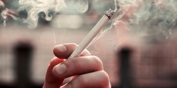 El Gobierno aprueba el Anteproyecto de la Ley del Tabaco que prohíbe fumar y vapear en terrazas, playas, piscinas y conciertos