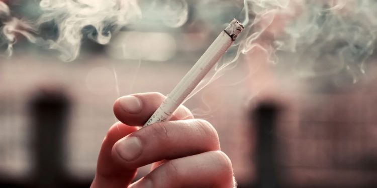 El Gobierno aprueba el Anteproyecto de la Ley del Tabaco que prohíbe fumar y vapear en terrazas, playas, piscinas y conciertos