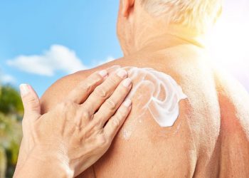 Los expertos andaluces advierten del error de los mayores de 65 años al usar crema solar en verano