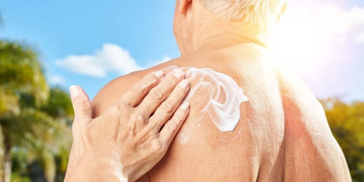 Los expertos andaluces advierten del error de los mayores de 65 años al usar crema solar en verano