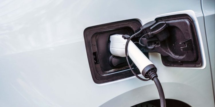 El Gobierno aprueba las ayudas a la compra del coche eléctrico con la mitad de presupuesto y siete meses de retraso