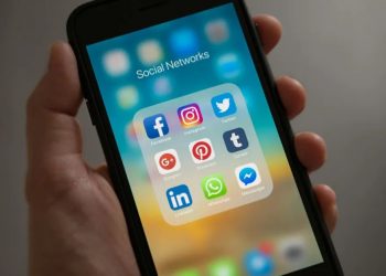 Francia aprueba el veto a las redes sociales para menores de 15 años y lidera la restricción en Europa