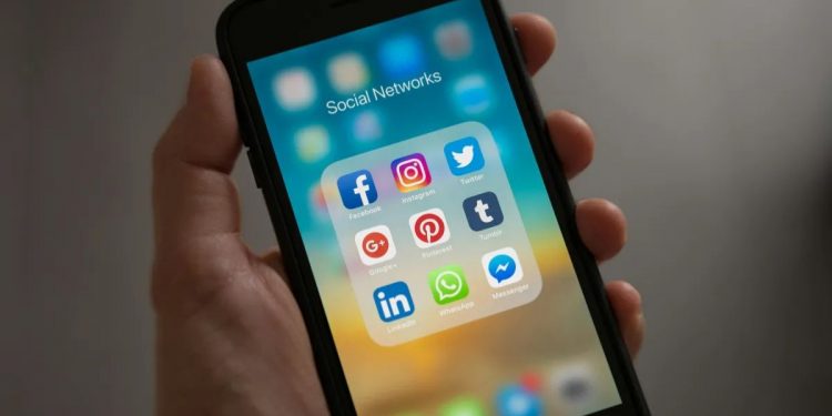 Francia aprueba el veto a las redes sociales para menores de 15 años y lidera la restricción en Europa