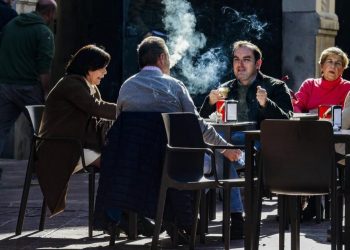 SOS Hostelería exige a los partidos políticos que rechacen en el Congreso la prohibición de fumar en las terrazas