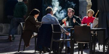 SOS Hostelería exige a los partidos políticos que rechacen en el Congreso la prohibición de fumar en las terrazas