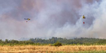 Evacuado El Encinar del Alberche y confinado el municipio de Villa del Prado por un incendio forestal en Almorox