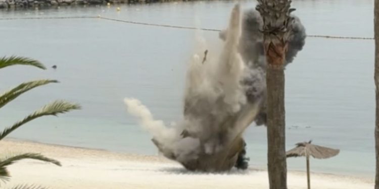 Los TEDAX detonan de forma controlada un posible mortero hallado en la playa de la Ribera