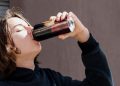 El abuso de bebidas energéticas empeora la calidad del sueño y provoca daños digestivos y bucodentales