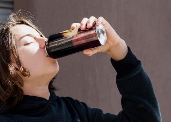 El abuso de bebidas energéticas empeora la calidad del sueño y provoca daños digestivos y bucodentales