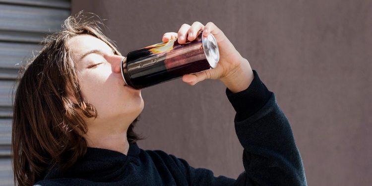 El abuso de bebidas energéticas empeora la calidad del sueño y provoca daños digestivos y bucodentales