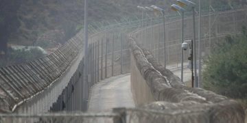 Herido un guardia civil en la valla de Ceuta tras un forcejeo durante un intento de salto