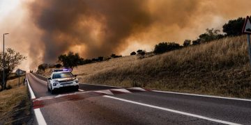 Al menos 24 carreteras secundarias permanecen cortadas en España por la ola de incendios