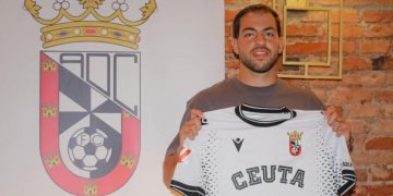 Omar Sadik, presentado con la AD Ceuta FC: «Vamos a darlo todo en el campo para hacer un gran año entre todos»