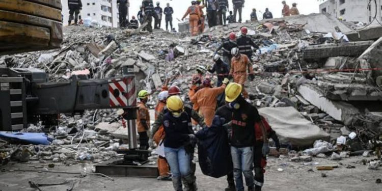 Un mes del doble terremoto en Venezuela: miles de desaparecidos bajo los escombros e indignación por el balance oficial