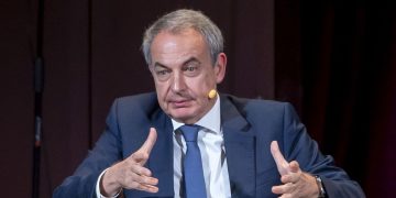 El juez rechaza anular la investigación a Zapatero por el ‘caso Plus Ultra’ al presentar el recurso fuera de plazo