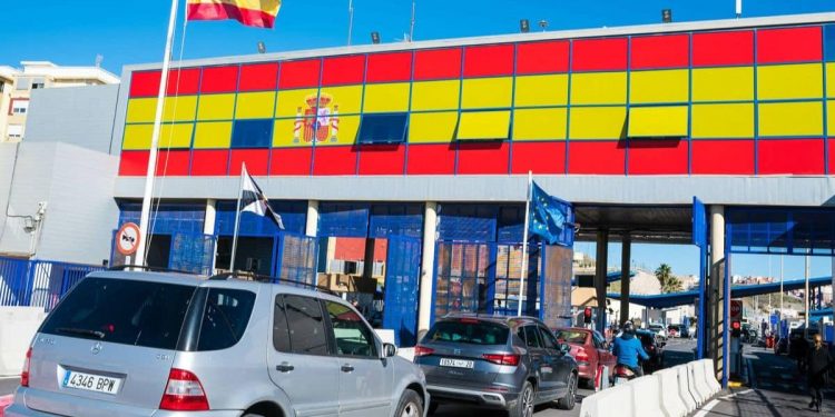 La CECE habilita un formulario para recoger quejas sobre el tránsito en la frontera de Ceuta