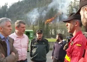 Marlaska destaca la efectividad del trabajo nocturno frente a los incendios de Ávila y Madrid, aunque mantiene la cautela