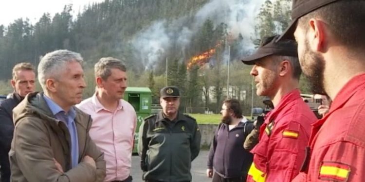 Marlaska destaca la efectividad del trabajo nocturno frente a los incendios de Ávila y Madrid, aunque mantiene la cautela