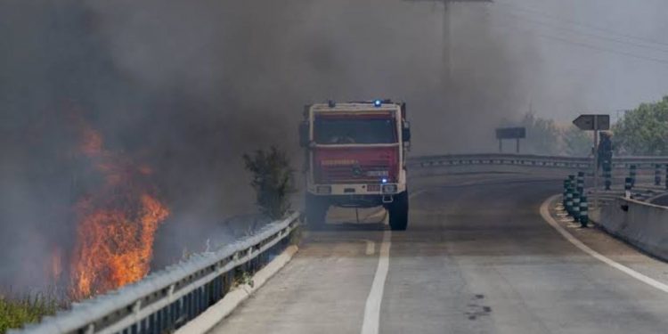 Reabren más de 100 kilómetros de carreteras en Madrid tras el avance contra los incendios forestales