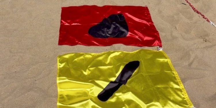 Las playas de Cantabria avanzan en accesibilidad con banderas adaptadas para daltónicos