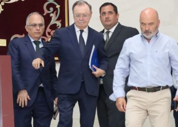 Vivas exige un mando único y el regreso de las devoluciones por mar ante el colapso migratorio en Ceuta