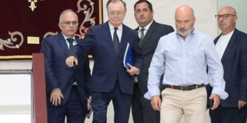 Vivas exige un mando único y el regreso de las devoluciones por mar ante el colapso migratorio en Ceuta