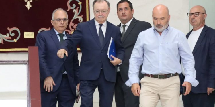 Vivas exige un mando único y el regreso de las devoluciones por mar ante el colapso migratorio en Ceuta