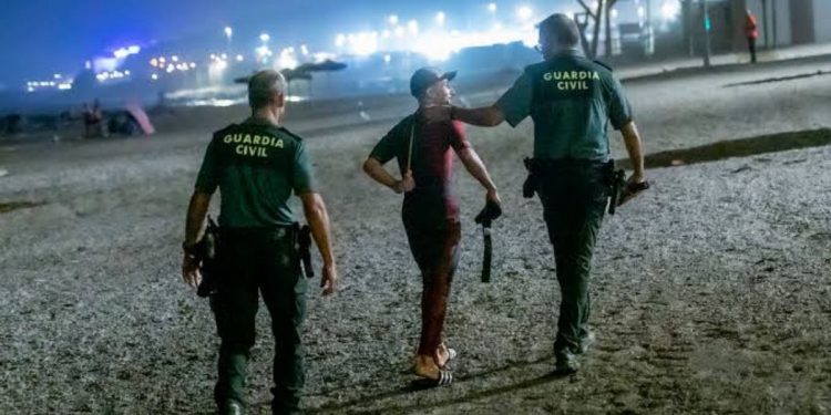 Preocupación, empatía y demandas a Europa: los ceutíes alzan la voz ante la saturación por la crisis migratoria