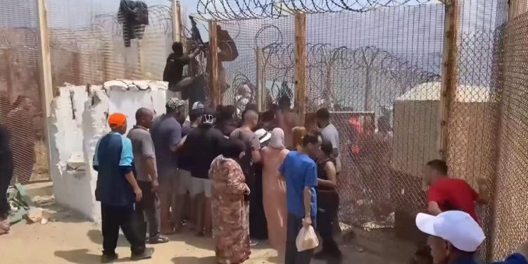 Tensión máxima en Ceuta: Marruecos emplea gases lacrimógenos y cañones de agua ante miles de migrantes