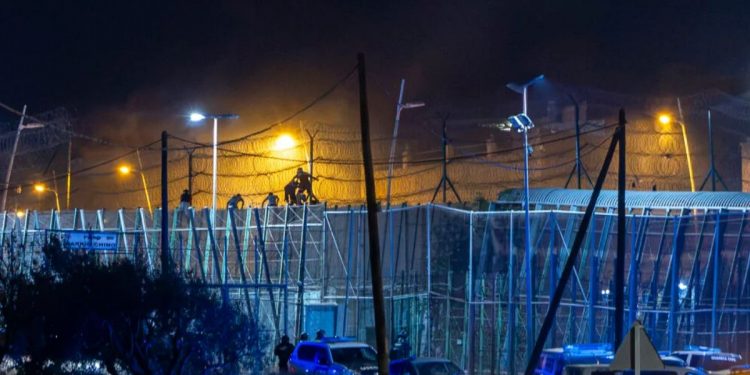Imbroda achaca la crisis migratoria en Melilla al «efecto llamada» de Pedro Sánchez tras el intento de entrada de 400 personas