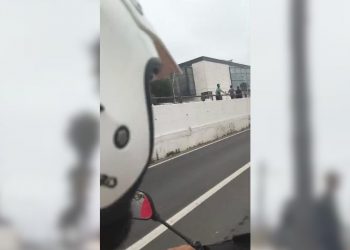 Así se encuentra la N-352 hacia el Tarajal: numerosos inmigrantes avanzan por el lateral de la vía