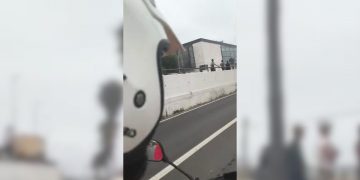 Así se encuentra la N-352 hacia el Tarajal: numerosos inmigrantes avanzan por el lateral de la vía