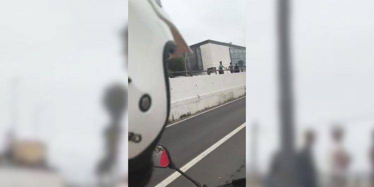 Así se encuentra la N-352 hacia el Tarajal: numerosos inmigrantes avanzan por el lateral de la vía