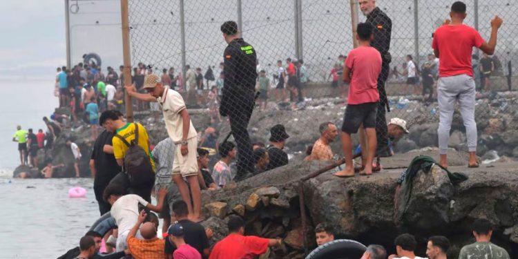 La Policía valla el centro de Ceuta y desaloja a los migrantes de la zona ante la llegada inminente de Pedro Sánchez