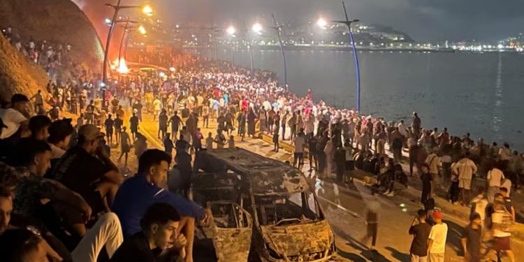 El gran paripé de Marruecos: impone un vistoso cerrojo policial en la carretera mientras ‘regala’ vía libre por mar a miles de migrantes