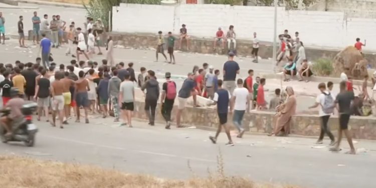 Ceuta al límite: el Gobierno estima que 49.000 personas cruzaron desde Marruecos en solo 24 horas