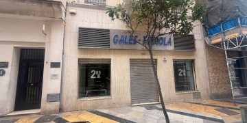 Ceuta baja la persiana tras la entrada masiva: supermercados y comercios cierran por precaución